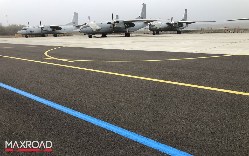Kecskeméti katonai repülőtér burkolatjel festés